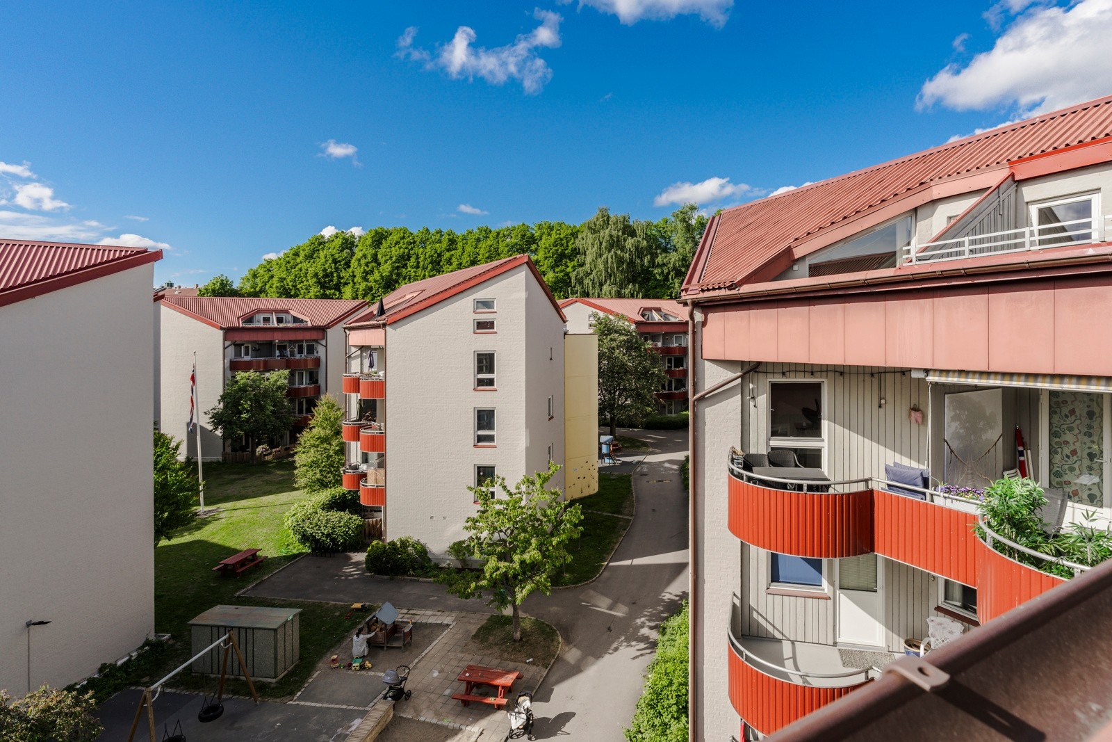 Leiligheten ligger i et barnevennlig område med flere koselige utesoner Galleribilde