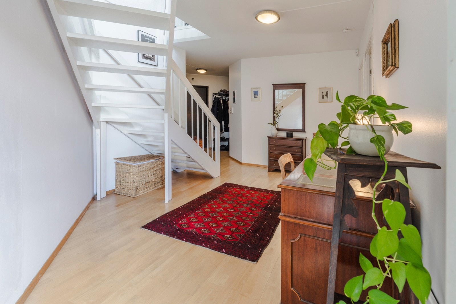 Flere soner for oppbevaring, og utgang til balkong Galleribilde