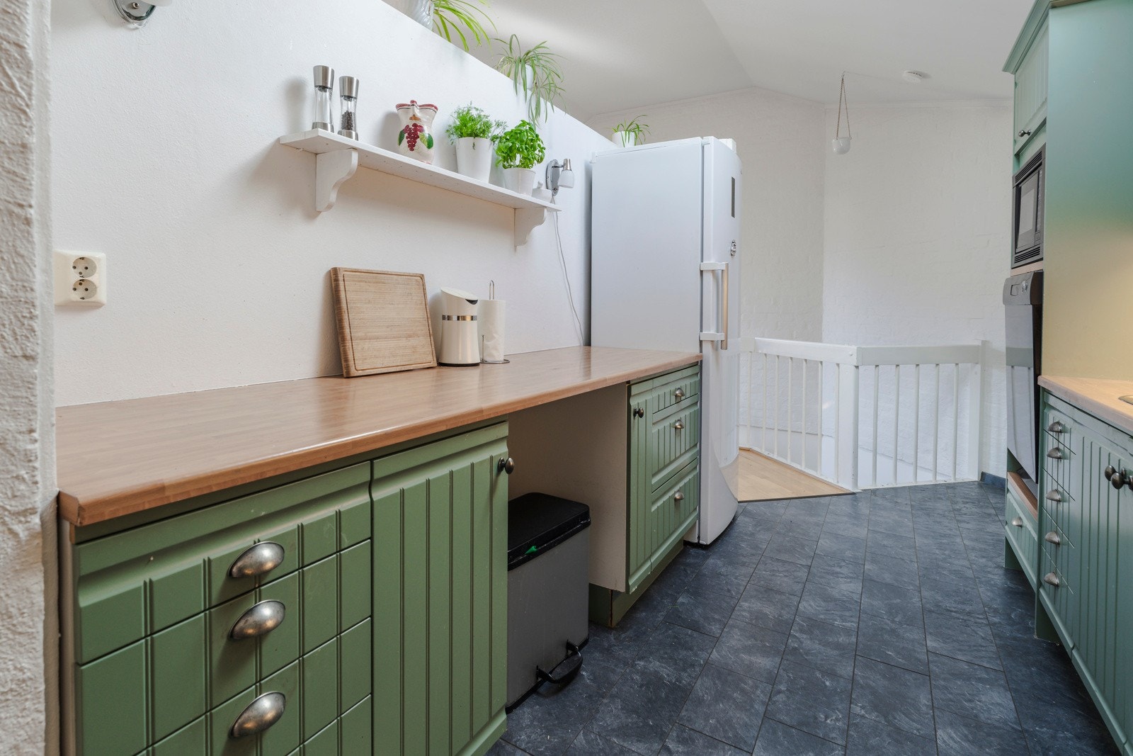 Veggen mellom stue og kjøkken er en lettvegg Galleribilde