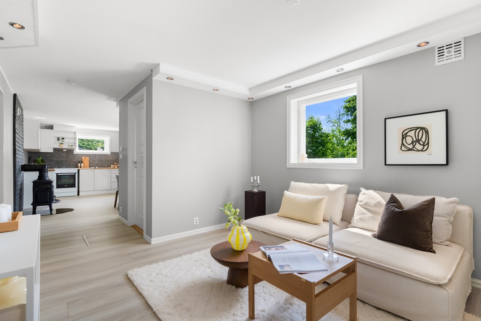 Det er blitt etablert et stuerom med plass til sofa og tv-bord. Galleribilde