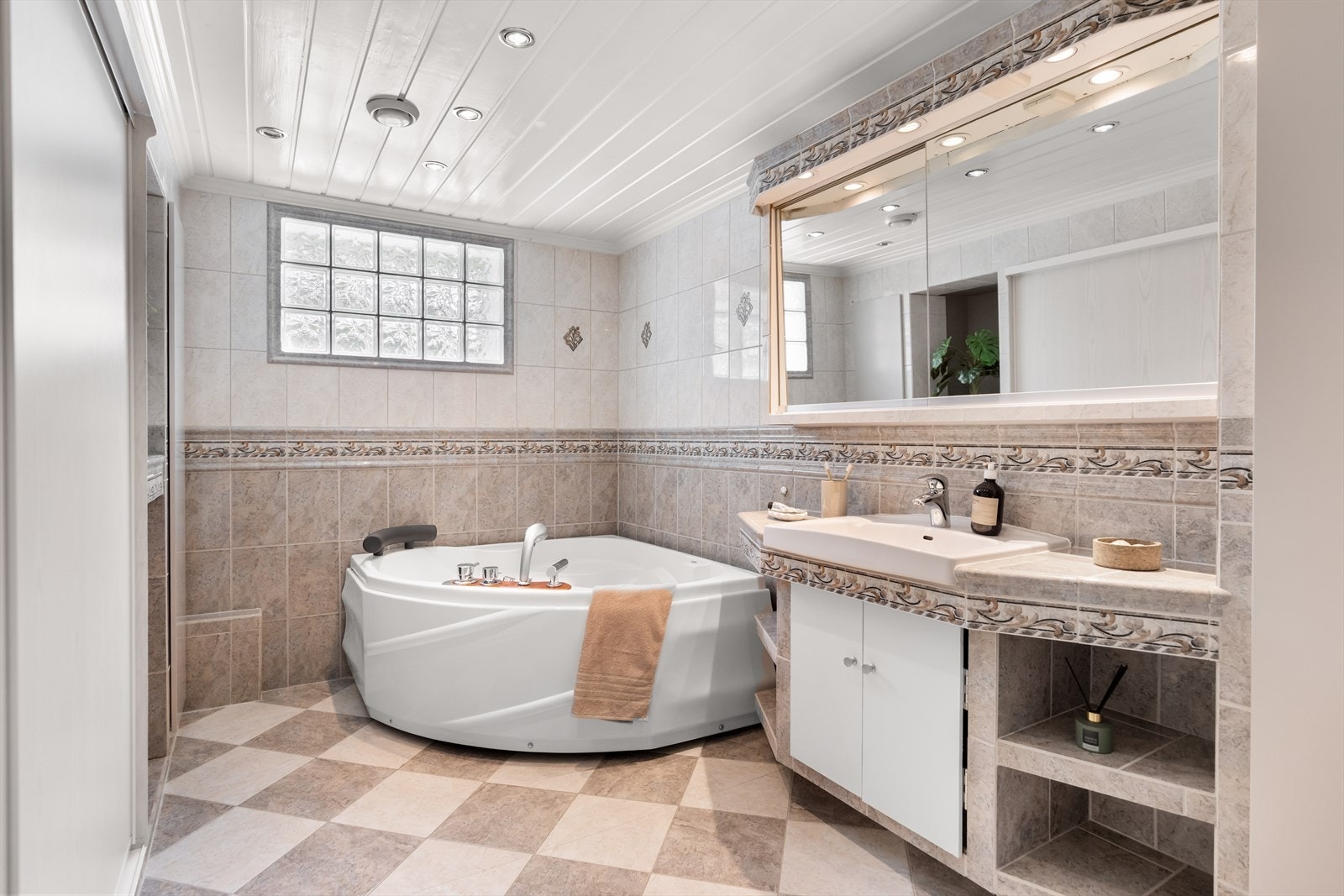 I tillegg er badet utstyrt med badekar, naturlig avtrekk, opplegg for vaskemaskin, stoppekran og veggmontert wc. Galleribilde