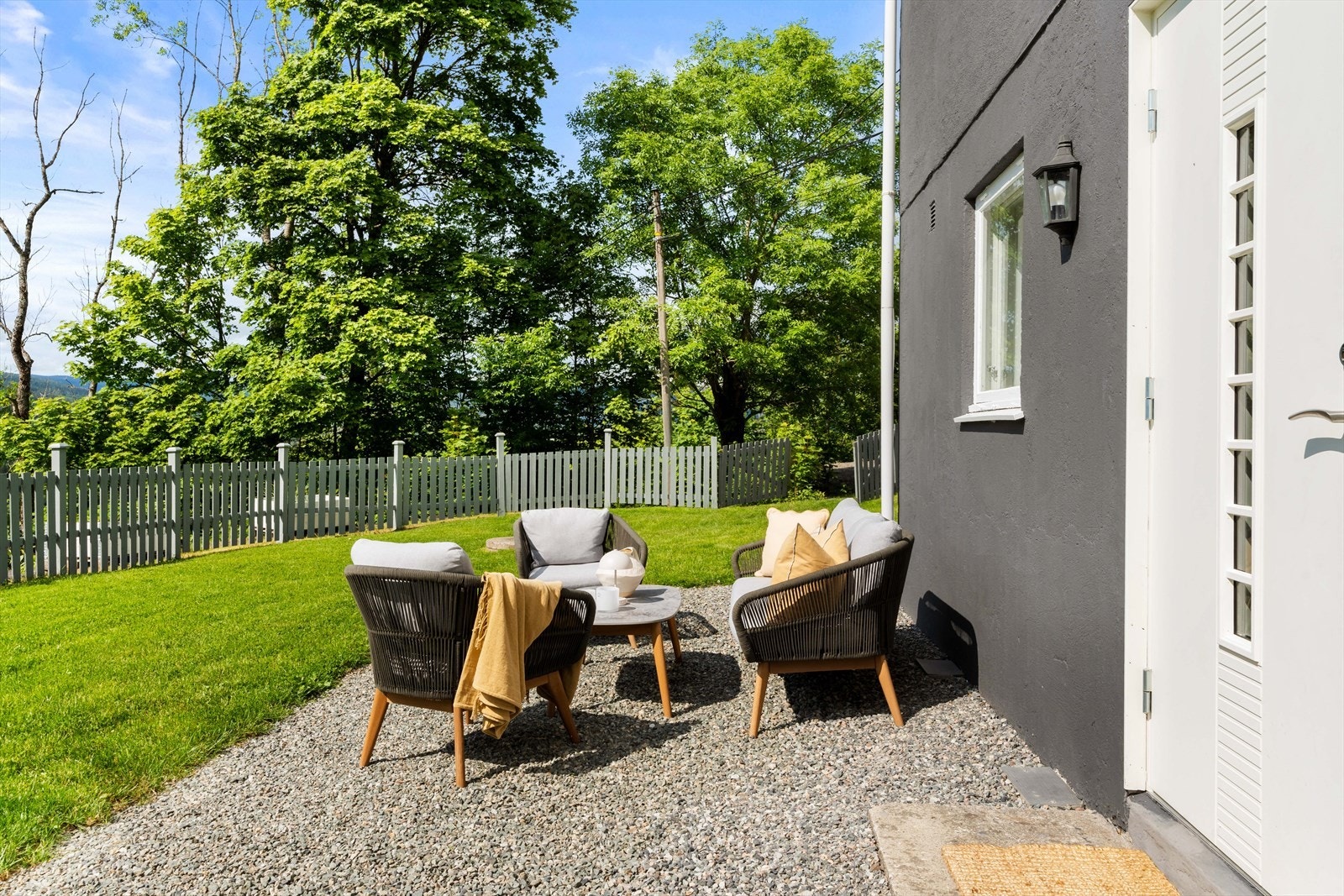 Det er blitt etablert en egen ytterdør til underetasjen, hvor det er plass til å sette utemøbler utenfor. Galleribilde