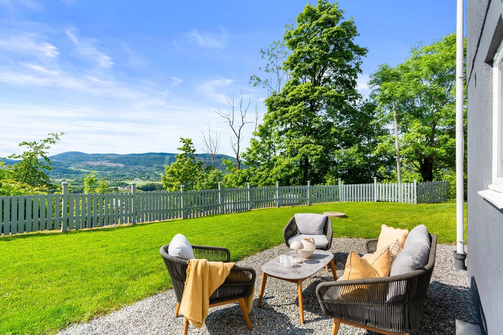 Dette er en hyggelig enebolig over to plan, samt loft, med idyllisk beliggenhet på Tranby/Sørsdal. Galleribilde