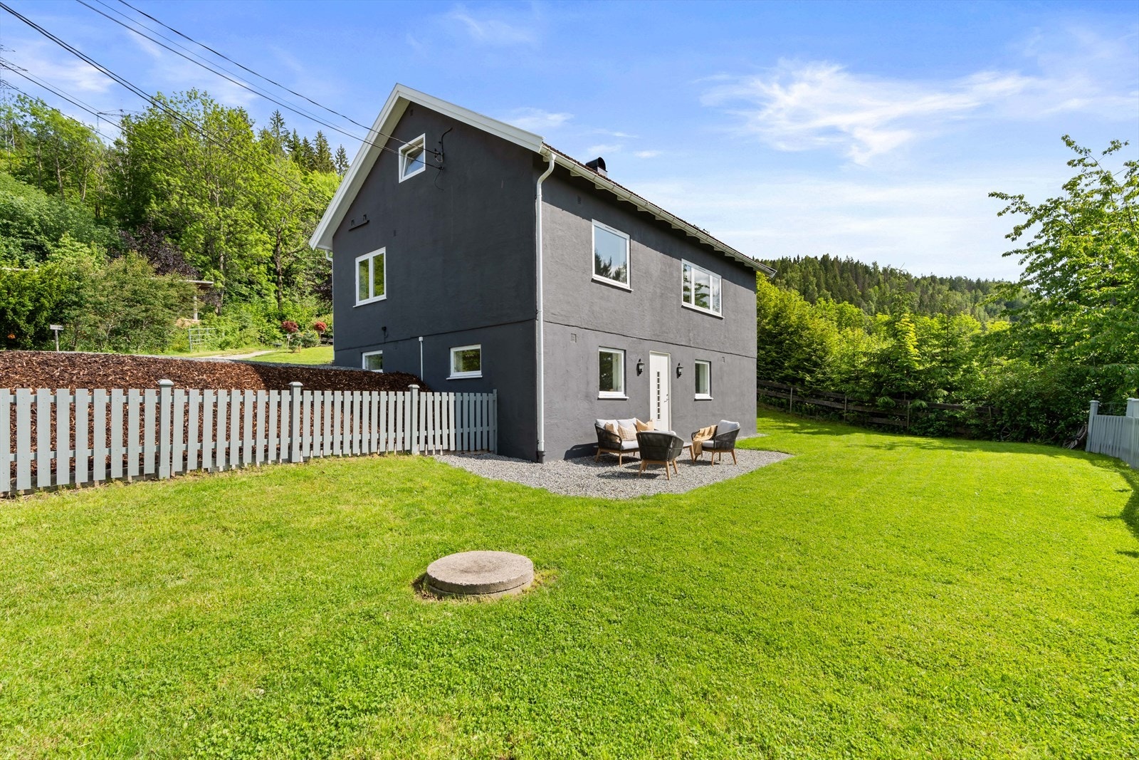 Eiendommen har en lettstelt og stor tomt på 1 709,40 m². Galleribilde