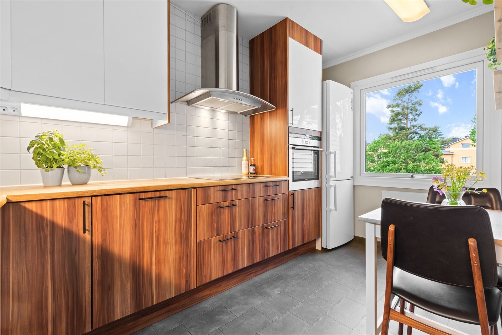 Tilbake i boligen tar vi turen til kjøkkenet. Kjøkkenet fikk nye fronter i 2017 med god skap- og benkeplass. Galleribilde