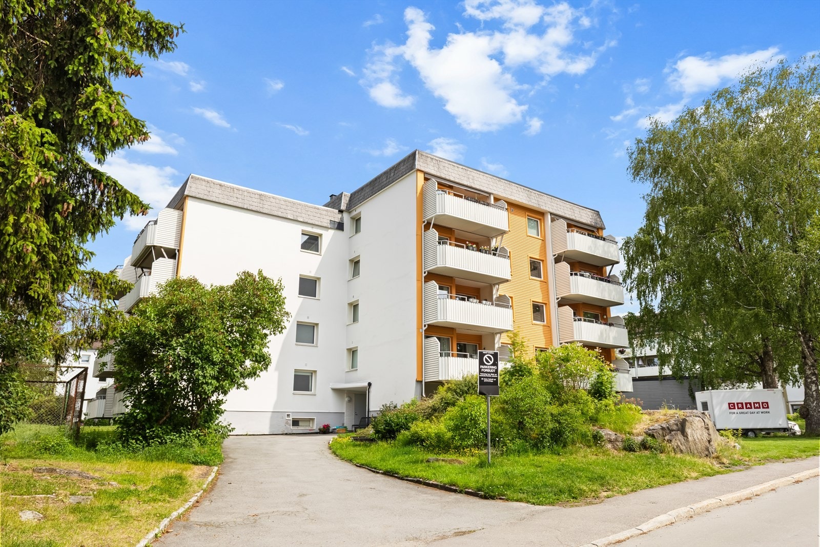 Leiligheten her en barnevennlig og attraktiv beliggenhet sentralt på Oppsal. Galleribilde