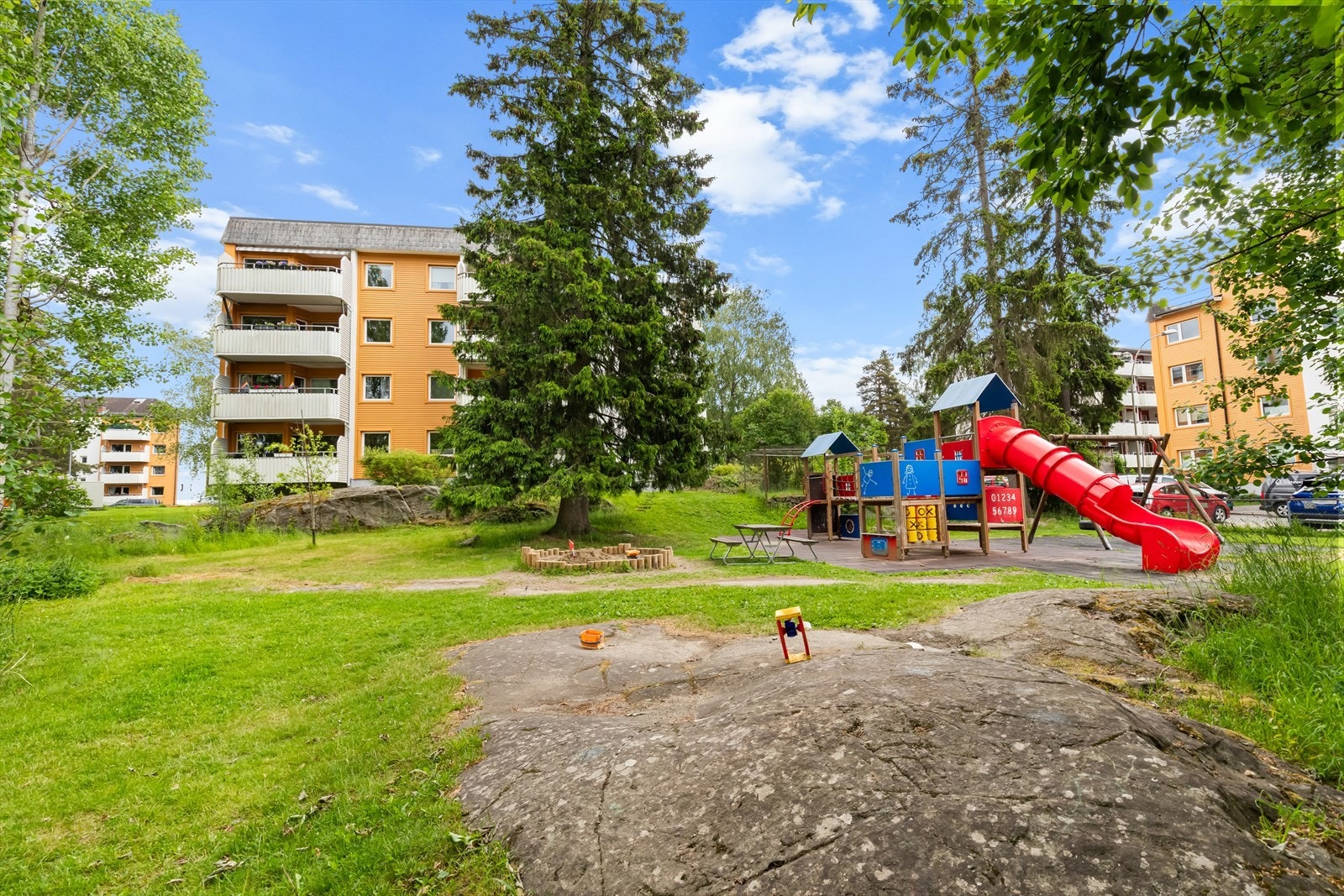 Borettslaget har store, grønne og barnevennlige fellesarealer som kan benyttes fritt av beboerne. Det er satt ut benker og det er ca. 10 lekeplasser rundt omkring i borettslaget. Fellesarealene består stedvis av naturtomt. Galleribilde