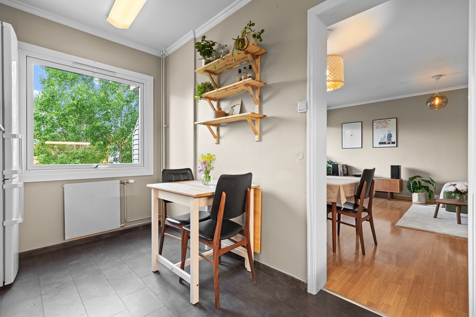 Kjøkkenet ligger adskilt fra stue med plass til frokostbord om ønskelig. Galleribilde