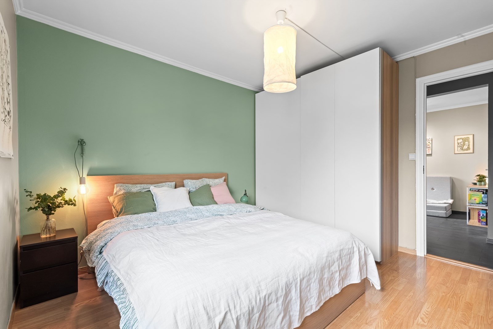 Hovedsoverommet har en stor og praktisk garderobe med god plass oppbevaring. Galleribilde