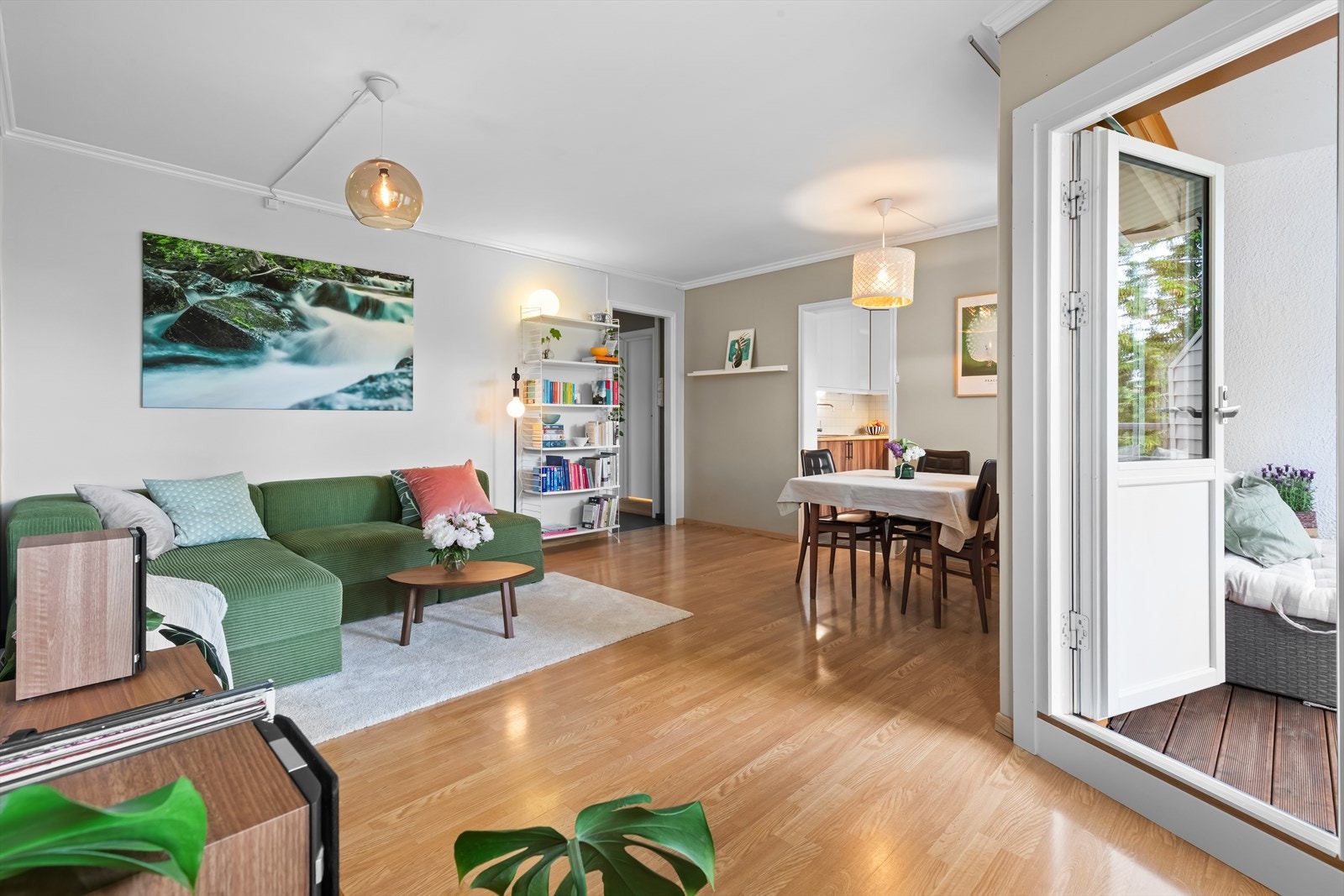 Sosialt midtpunkt - Stuen er av god størrelse. Galleribilde