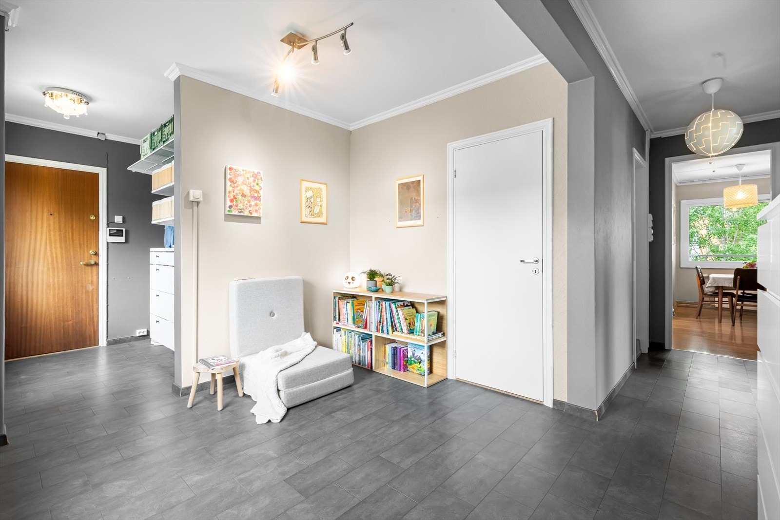 Leiligheten har en meget romslig gang med flere bruksområder. Galleribilde