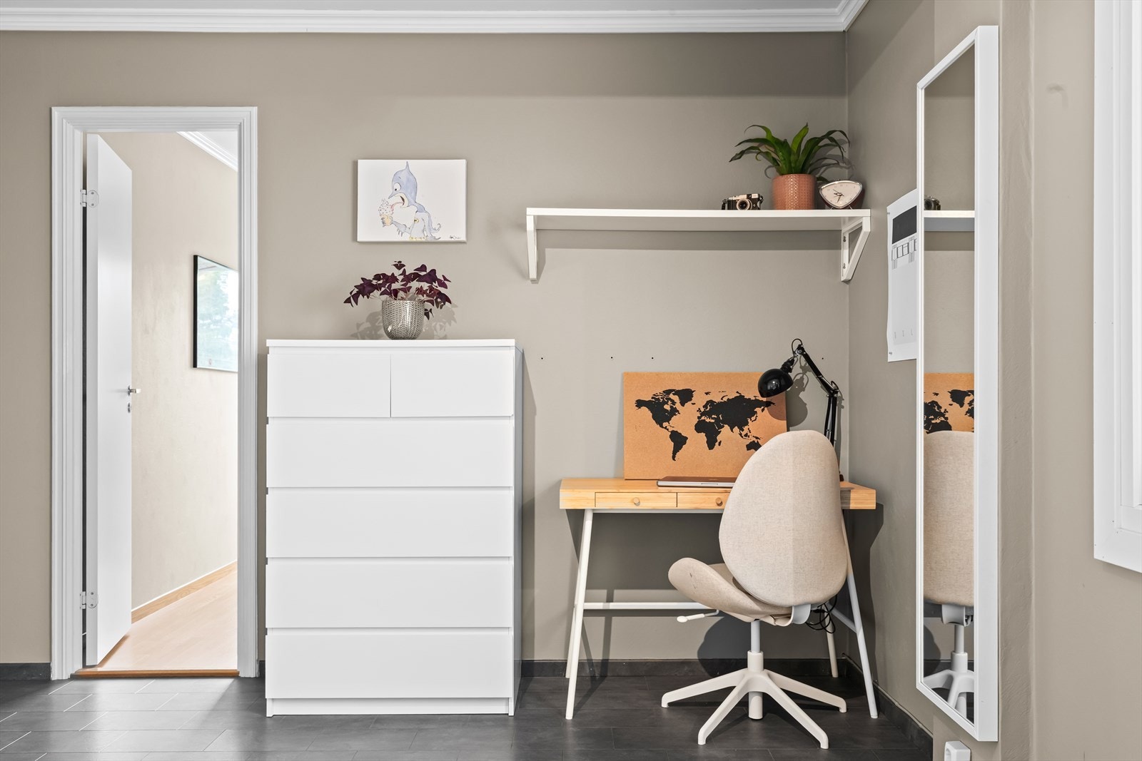 Her et det blant annet plass til en praktisk kontorpult. Perfekt for både organisering og arbeid. Galleribilde