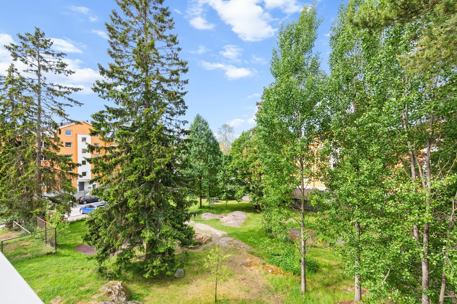 Hyggelig utsyn fra balkong mot fellesarealer. Galleribilde