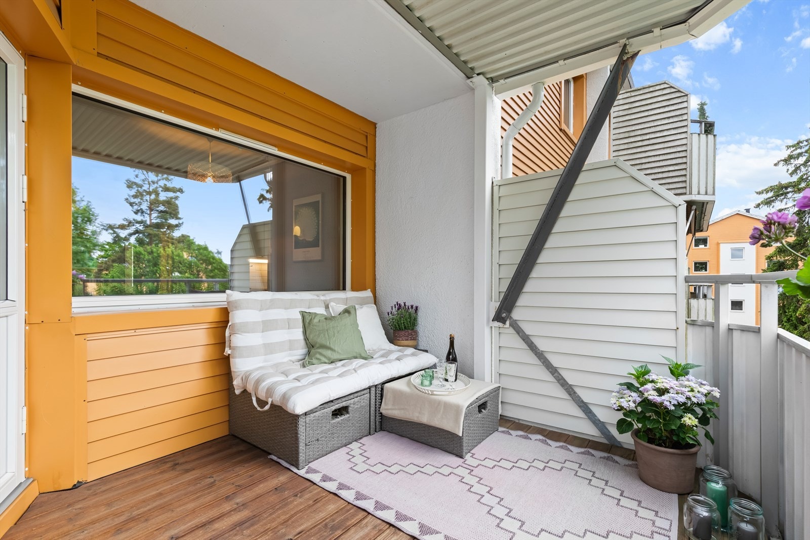 Balkongen fungerer som en naturlig forlengelse av stuen på varme sommerdager. Galleribilde