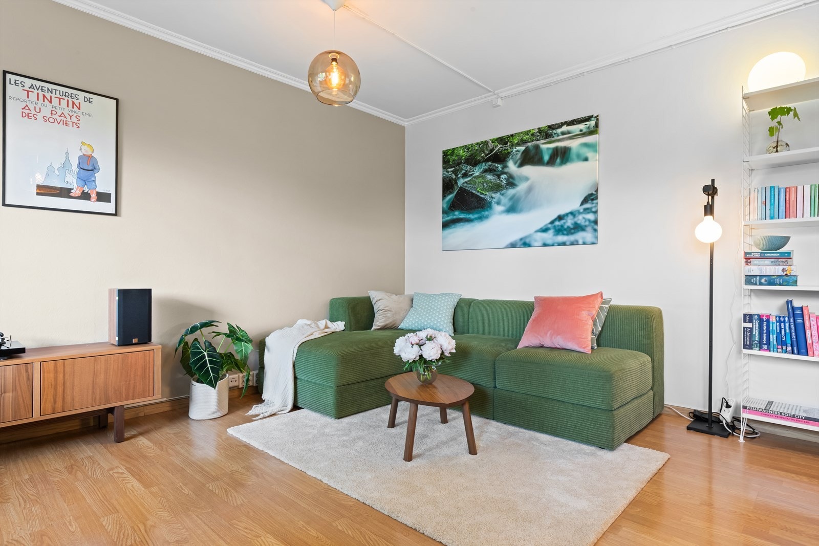 Stuen har god plass til sofa og annet møblement. Galleribilde