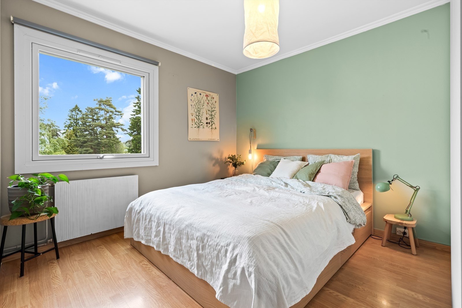 Romslig og innbydende hovedsoverom. Galleribilde