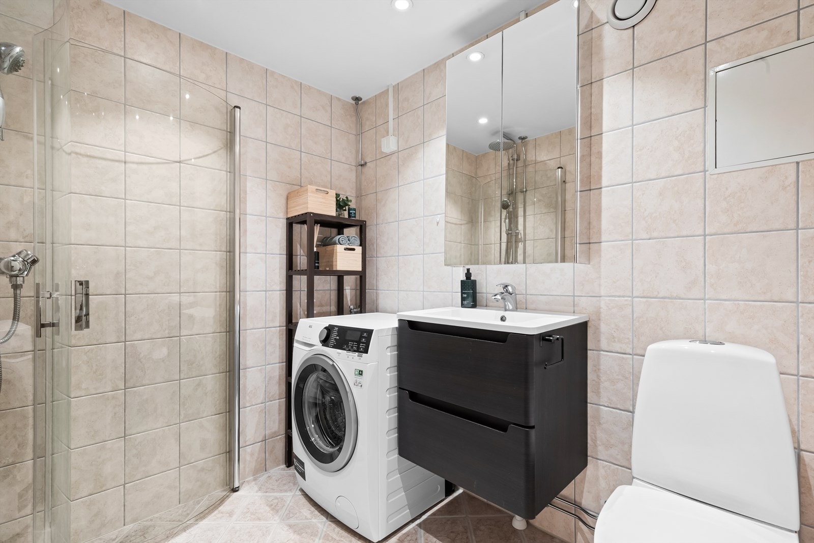 Delikat flislagt baderom som er rehabilitert i regi av borettslaget. Badet har downlights i himling og varmekabler i gulv. Galleribilde