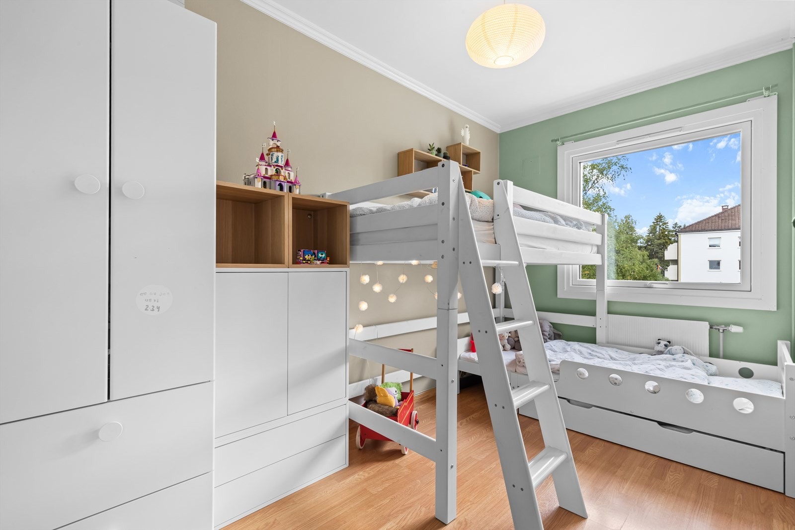 Det andre soverommet er også av god størrelse og har plass til seng med tilhørende møblement. Galleribilde