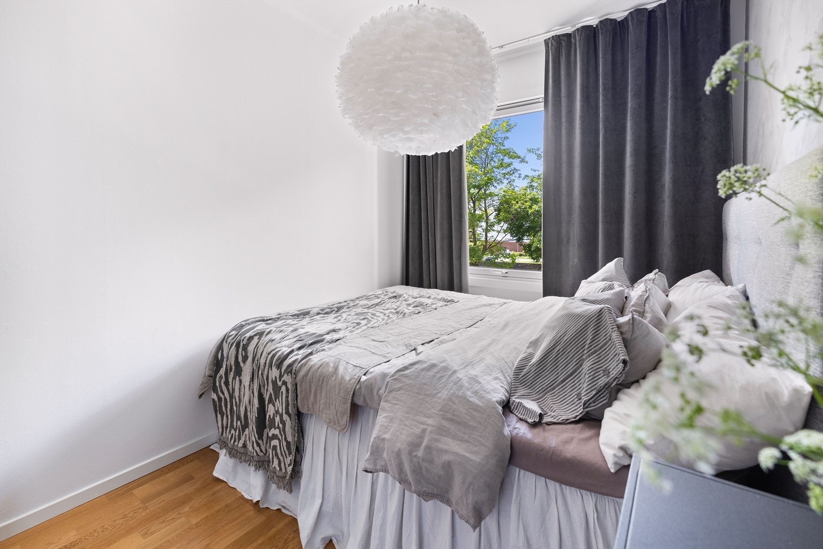 Lunt og behagelig soverom med plass til dobbeltseng og tilhørende møblement Galleribilde