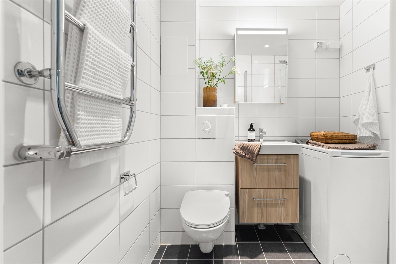 Stort og moderne bad med gulvvarme. Totalrenovert i 2017 i regi av borettslaget Galleribilde