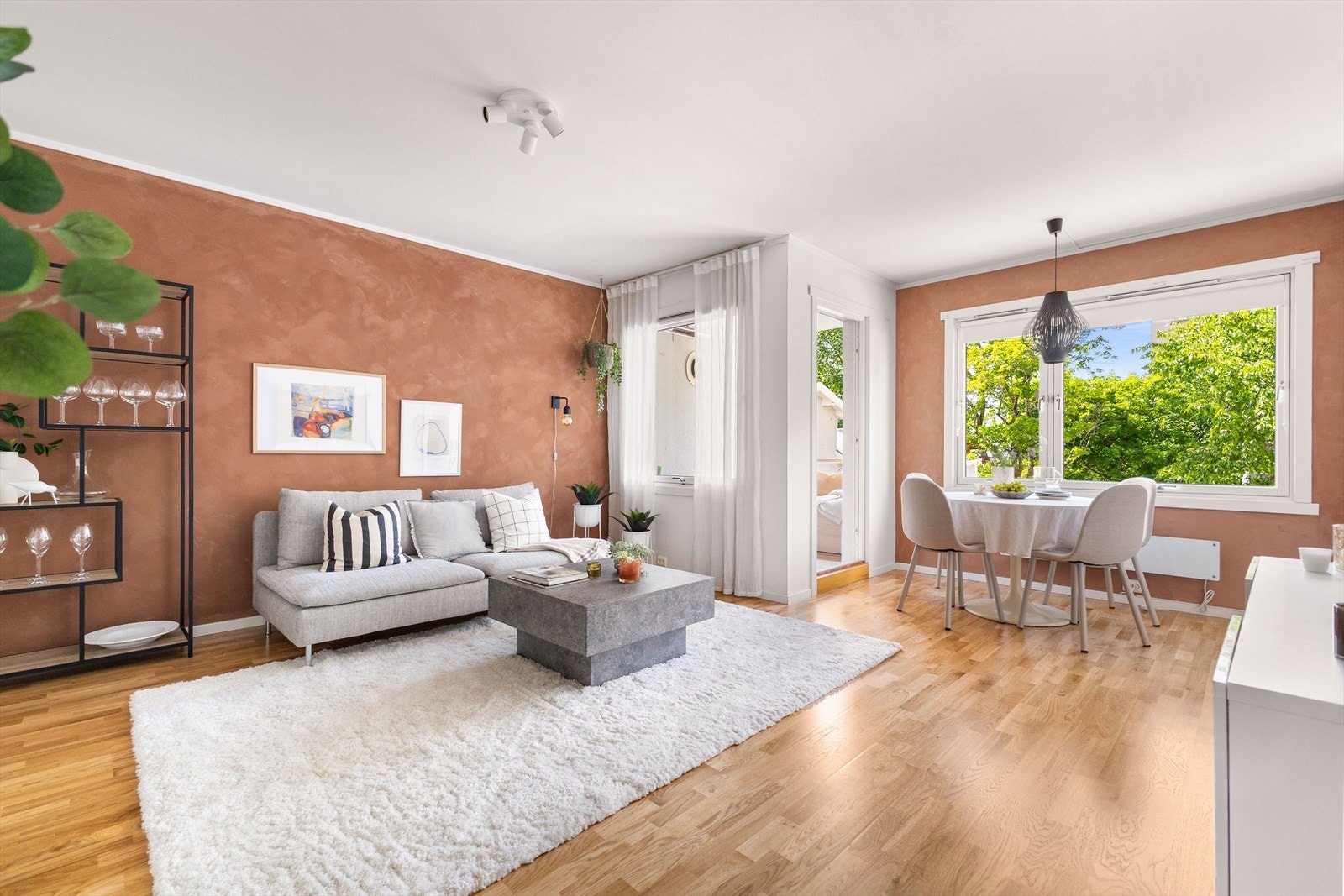 Her får du meget sentral beliggenhet med gangavstand til alt av servicetilbud og fasiliteter samt få minutters gange til meget gode buss- og trikkeforbindelser! Galleribilde