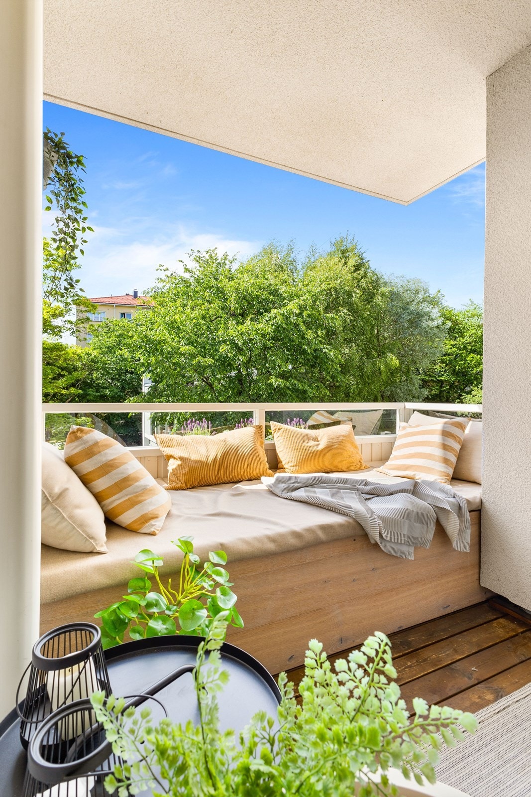 Hyggelig utsyn mot borettslagets fellesområder og nærområdet Galleribilde