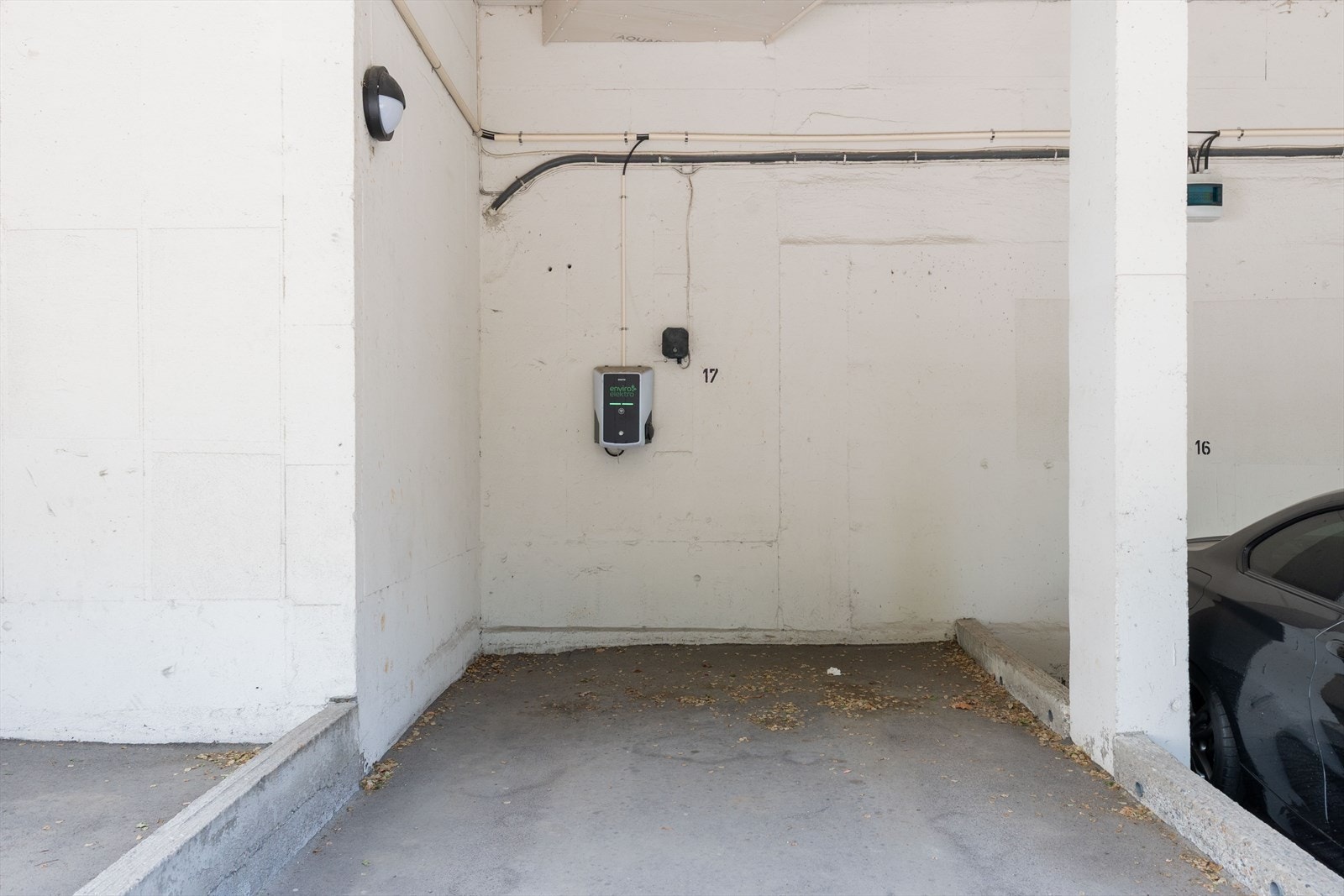 Borettslaget har p-plasser som leies ut etter venteliste til en billig pris. Selger har leid følgende plass. Plassen følger ikke salget, og det er ingen garanti for at plassen er ledig ved overtakelse. Galleribilde