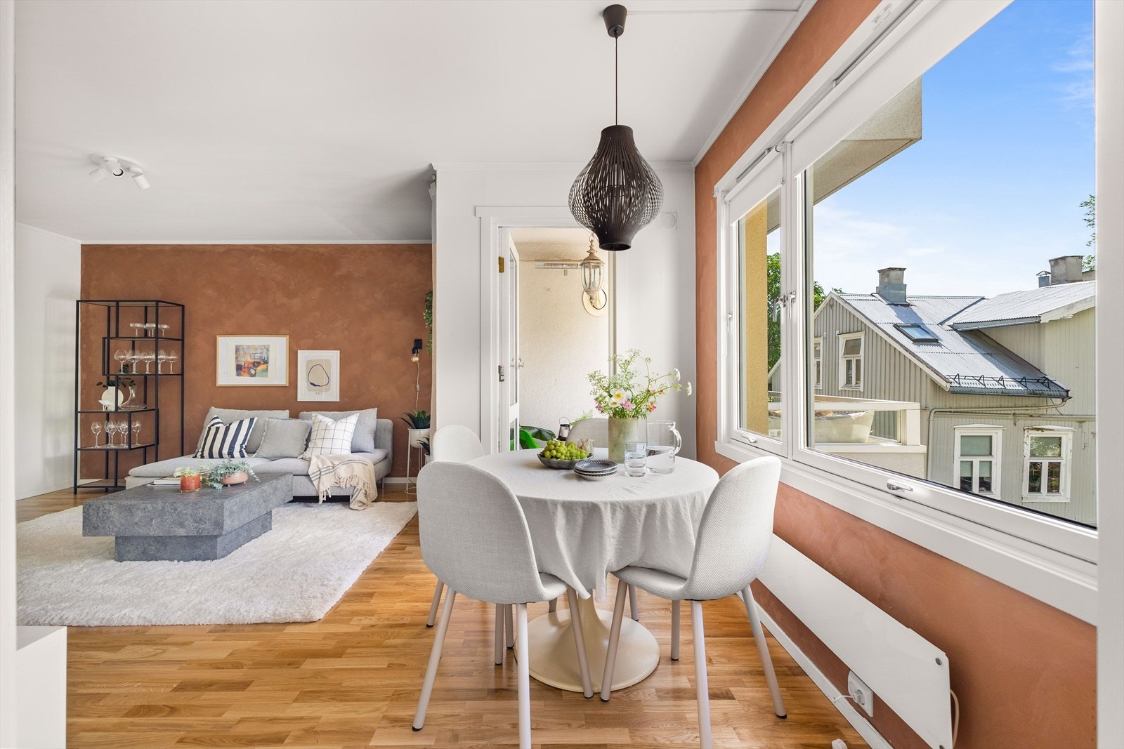 Kjøkkenet fikk ny induksjonstopp, ny benkeplate og ny oppvaskmaskin i 2024 Galleribilde