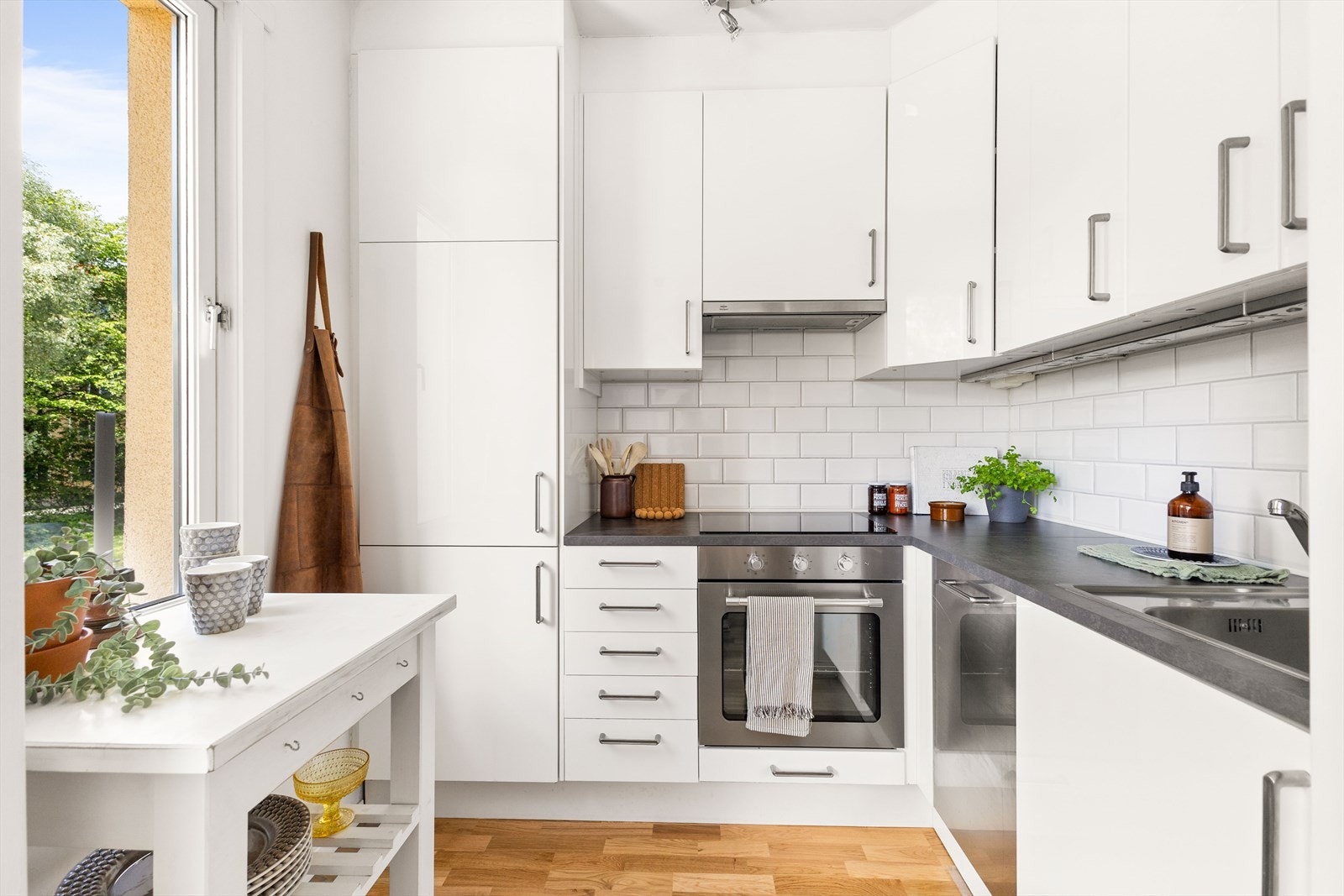 Leiligheten byr på et tidløst kjøkken med praktisk utforming Galleribilde