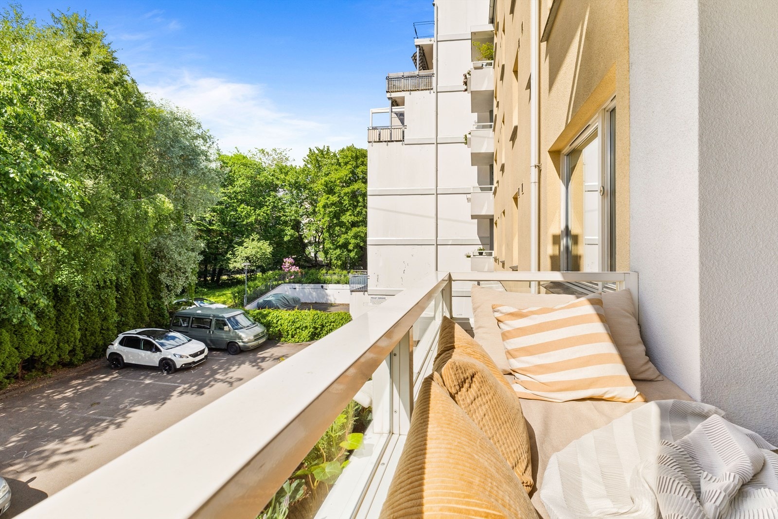Fra selger: Balkong med mye sol mot rolig bakgård, men også luksusen av å ha både flotte Torshovdalen og Torshovparken på så nær gangavstand. De har vi brukt mye på sommerstid! Galleribilde