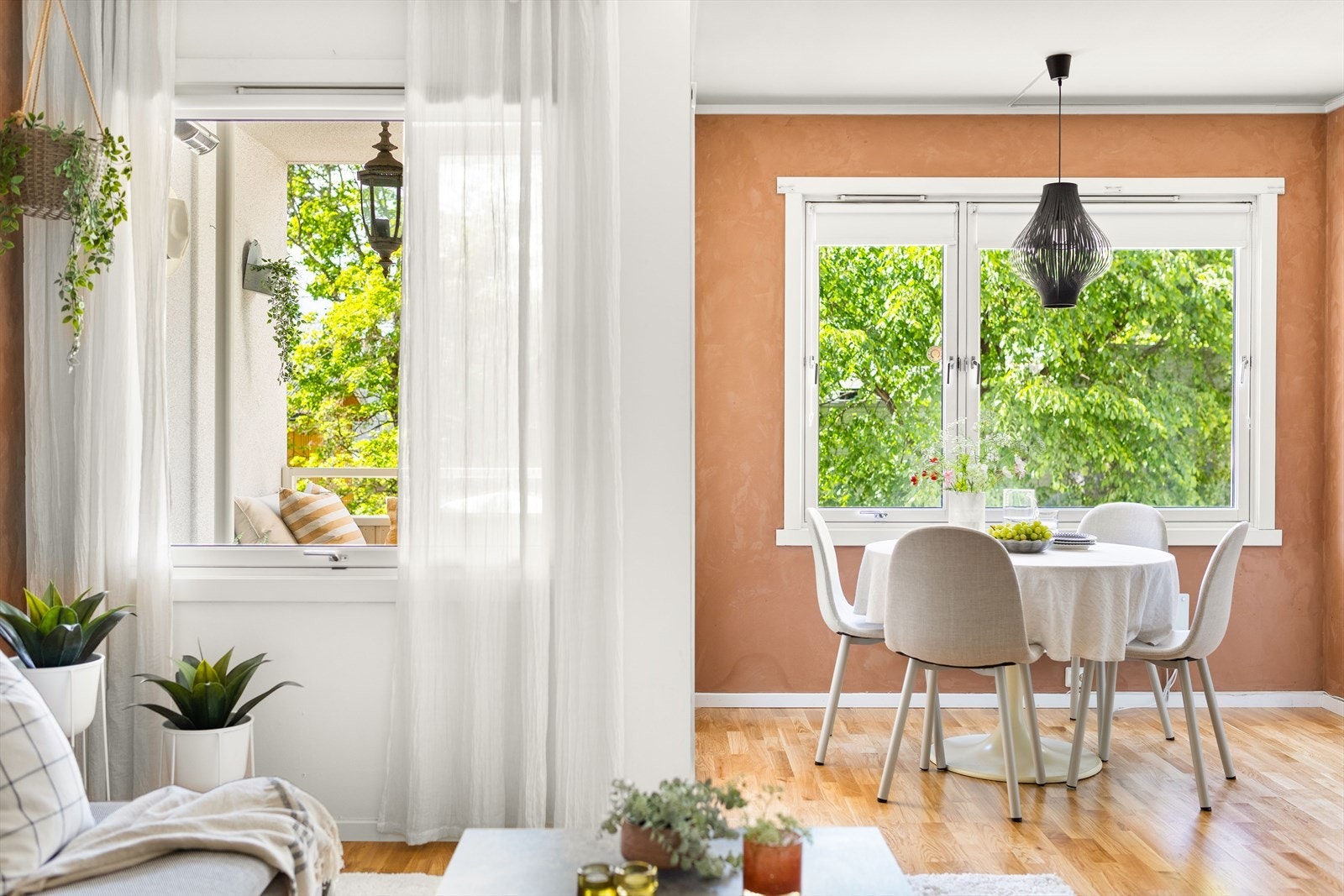 Pen og tidsriktig stue med lune fargevalg og en behagelig atmosfære Galleribilde