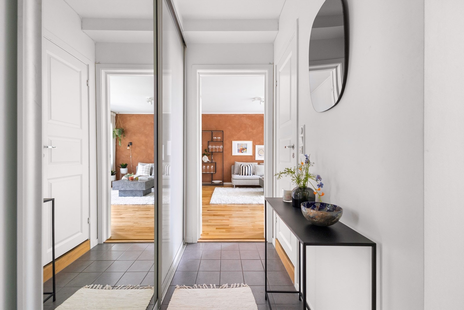 Lys og innbydende entré med rom for oppheng av yttertøy Galleribilde