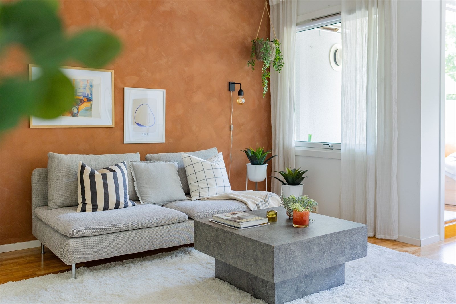 Stuen har store vindusflater som sørger for godt med naturlig lys Galleribilde