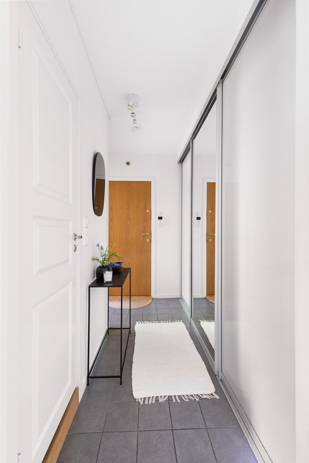Entréen er et fint første møte med denne flotte leiligheten, og byr på god oppbevaringsplass i skyvedørsgarderobe Galleribilde
