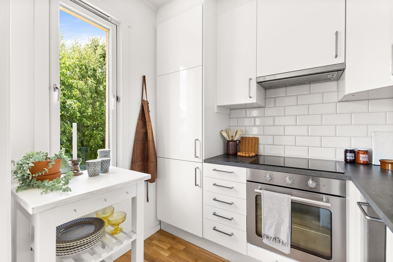 IKEA-kjøkken fra 2007 med laminerte fronter og laminert benkeplate med nedfelt kum i rustfritt stål Galleribilde