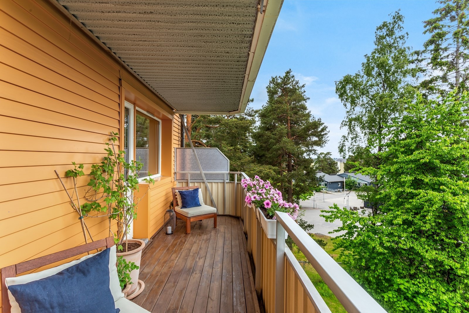 Den lune og solrike balkongen er prikken over i´en for denne leiligheten. Galleribilde