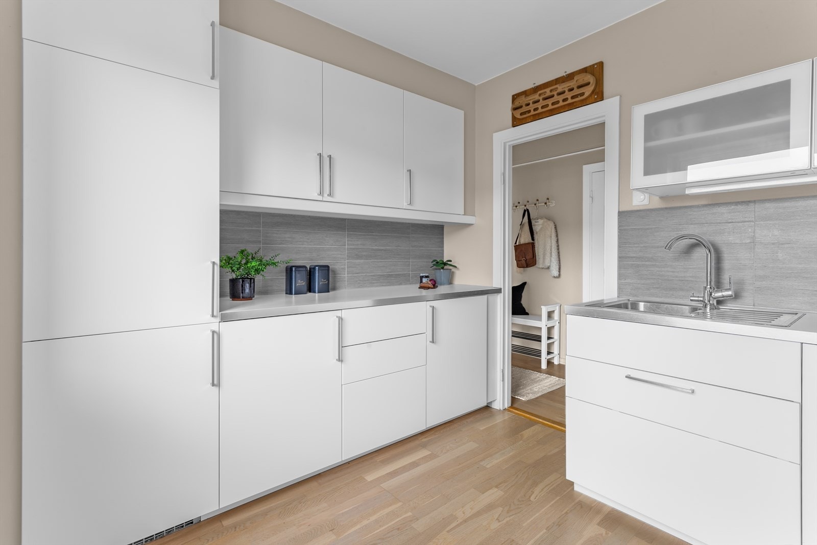 Stekeovn, keramisk platetopp, integrert oppvaskmaskin og kjøl/frys medfølger handelen. Galleribilde