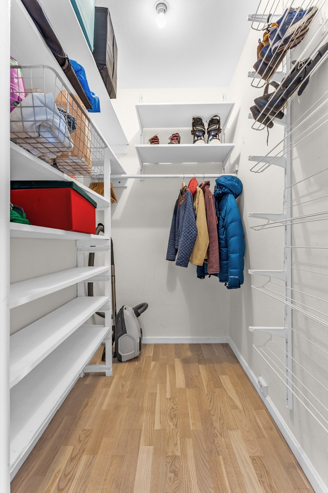 God plass til å henge av seg yttertøy i en praktisk garderobeløsning med plassbygde hyller. Galleribilde