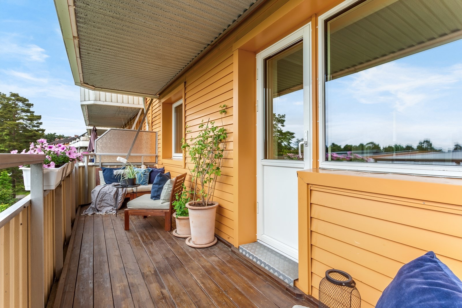 Balkongen fungerer som en forlengelse av stuen, hvor det er god plass til møblement. Galleribilde