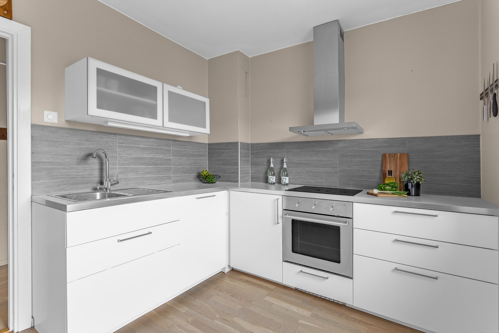 Belysning under overskap. Kullfilterventilator. Automatisk vannstopper er installert. Galleribilde