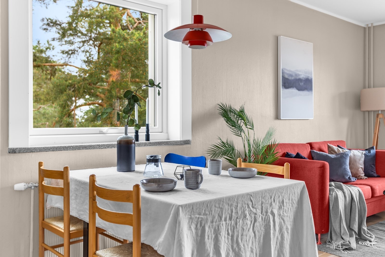 Generøs himlingshøyde ca. 2,52 m målt i stue. Galleribilde