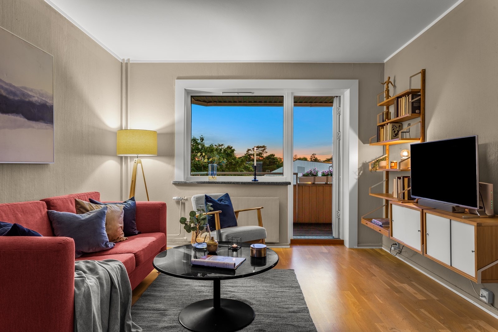 Her kan du invitere venner på hyggelige sammenkomster og stuen oppleves som leilighetens naturlige samlingspunkt. Galleribilde