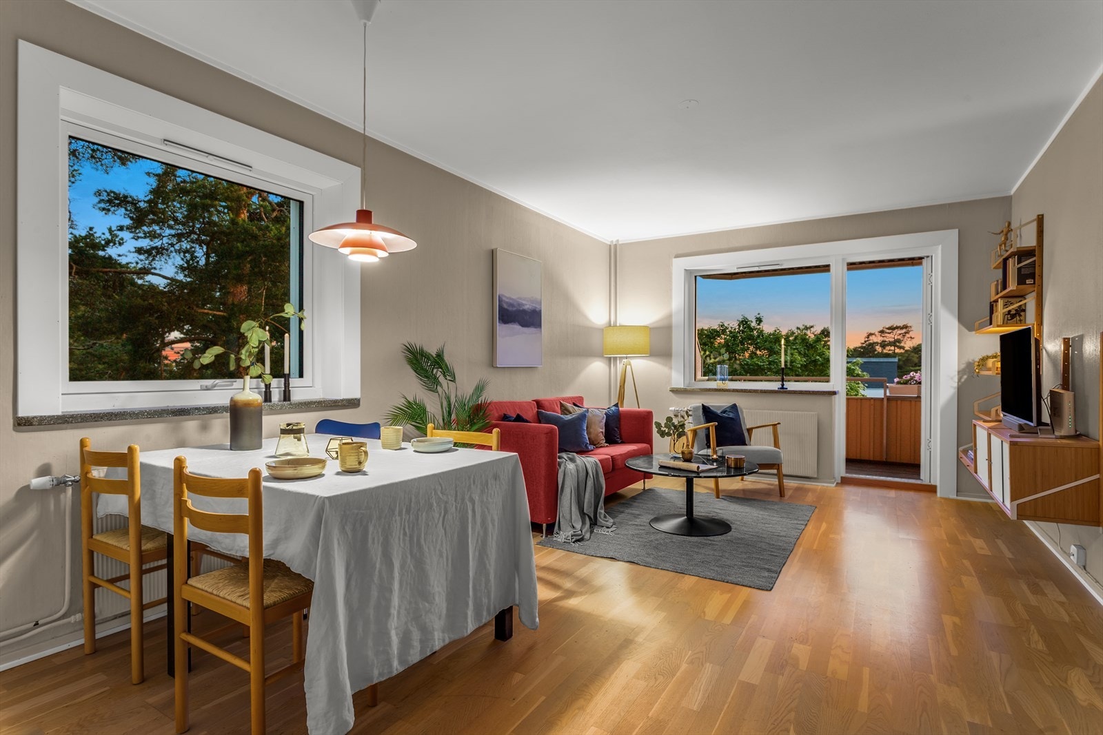 Store vindusarealer slipper inn godt med lys og skaper en luftig atmosfære i leiligheten. Galleribilde