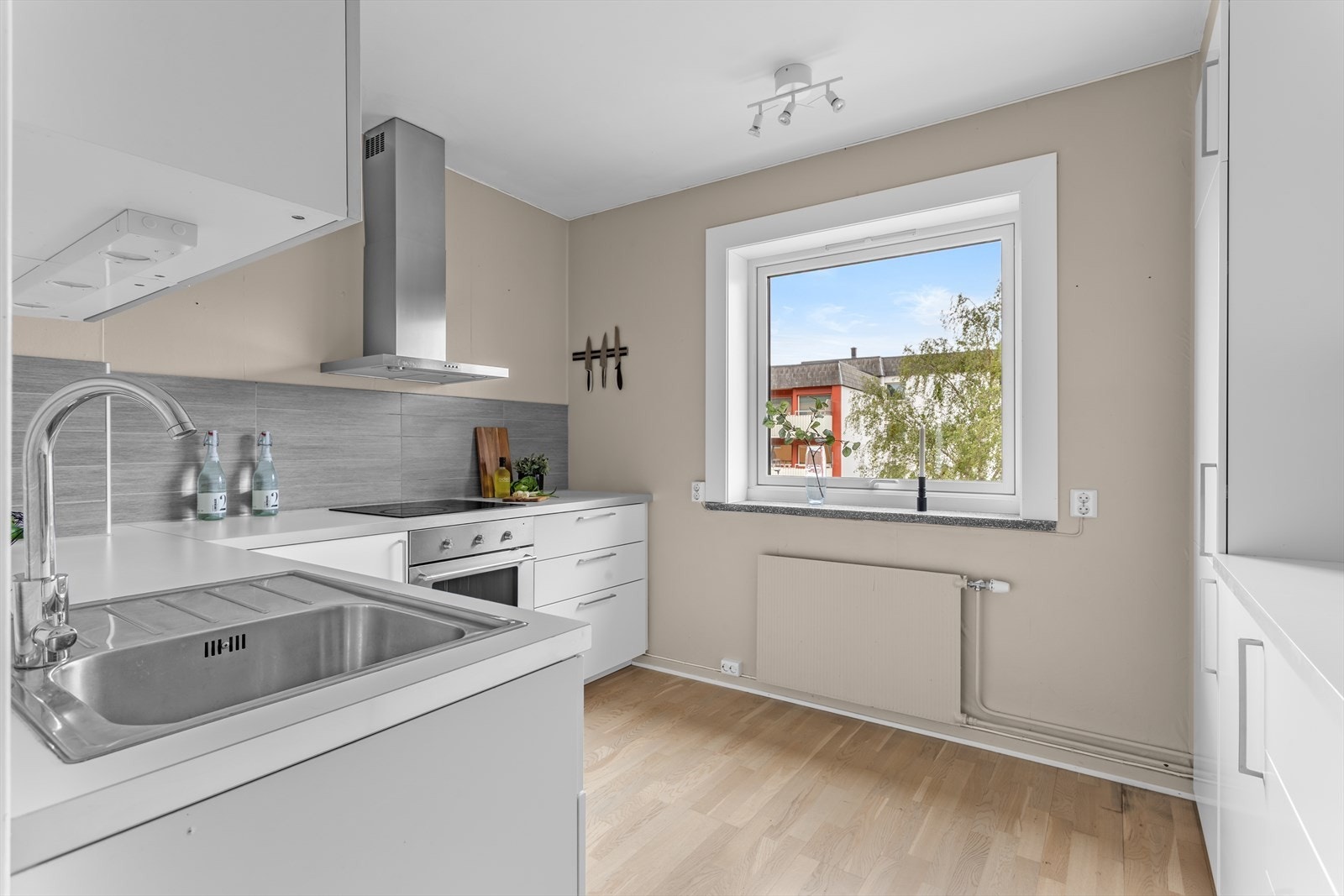 Kjøkkenet ligger adskilt fra stue med plass til frokostbord om ønskelig, her kommer morgensolen inn. Galleribilde