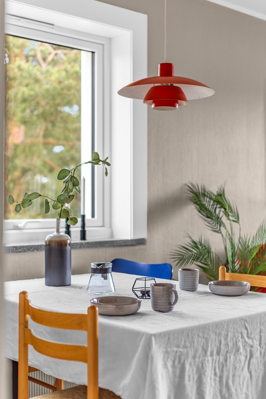 Pga leilighetens endeplassering i bygget har stuen fått et ekstra vindu mot syd. Meget gode lys- og solforhold inn i leiligheten. Galleribilde