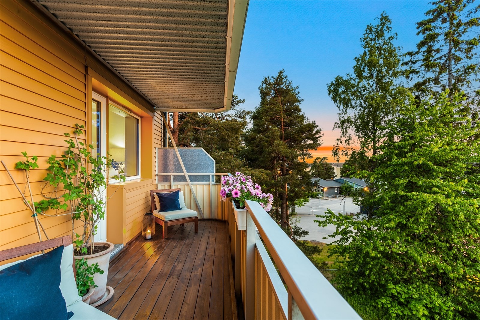 Vestvendt balkong på 9 kvm med meget gode lys- og solforhold. Galleribilde