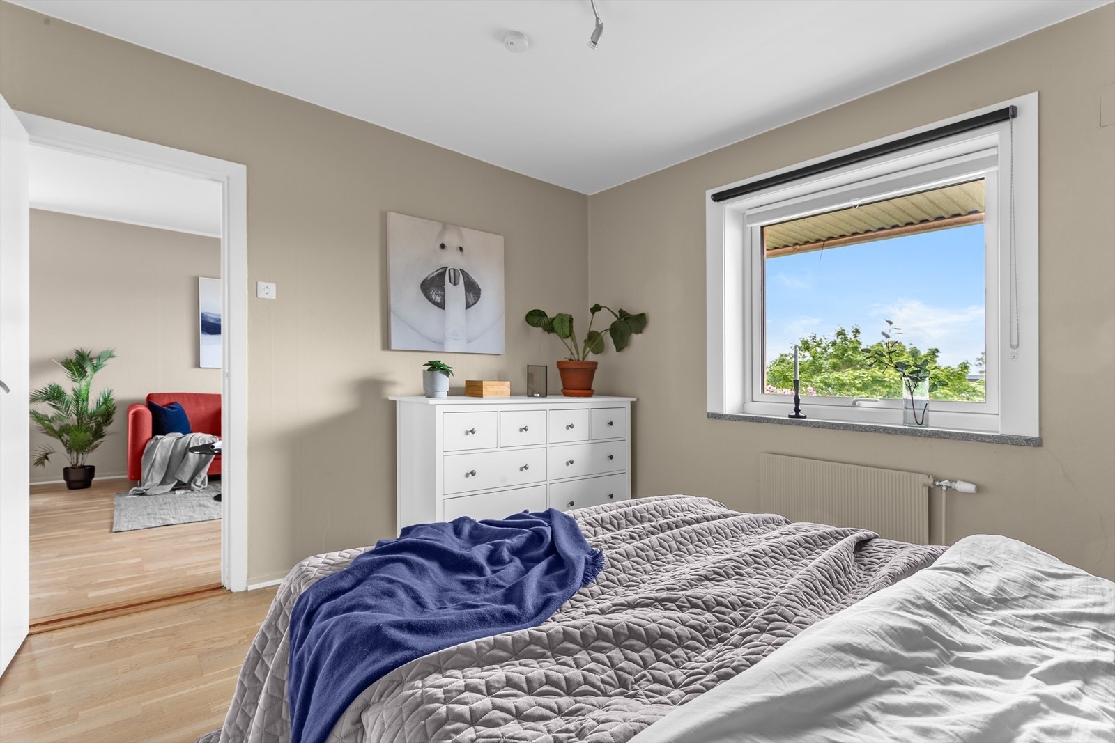 Hovedsoverommet har et stort vindu som slipper inn rikelig med lys. Galleribilde