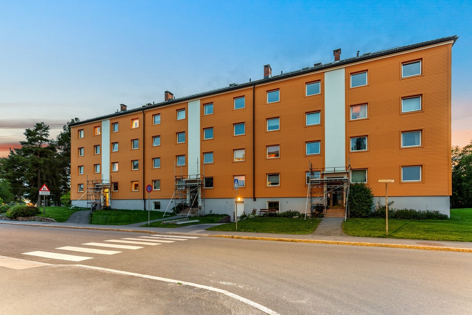 Kort avstand til alt du trenger! Butikker, kjøpesentre, skole, idrett, lekeplasser, barnehage og off. komm. er like ved. Galleribilde