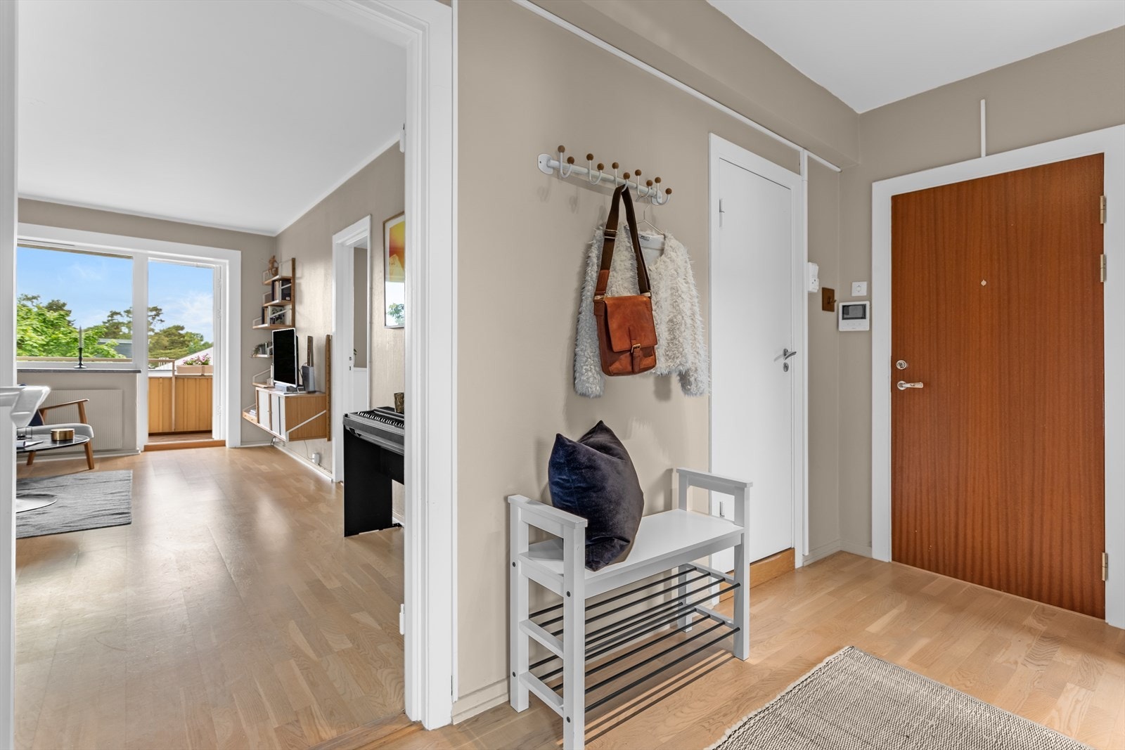 Man kommer inn i en lys entré med trestavs parkett. Nytt callinganlegg med audio og video. Galleribilde