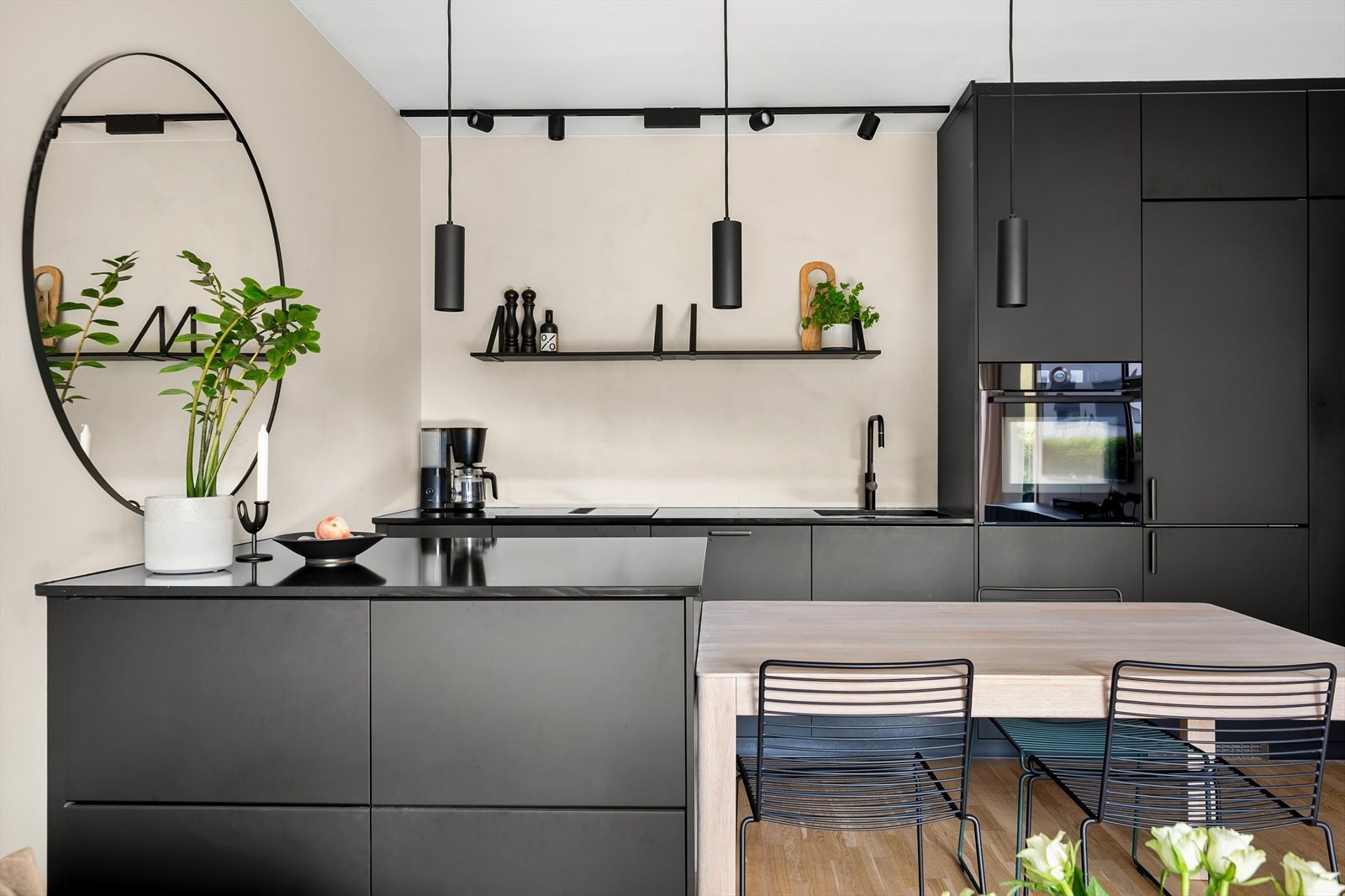 Hvitevarene er integrerte, og består av platetopp, stekeovn, oppvaskmaskin og kjøl/fryseskap. Galleribilde